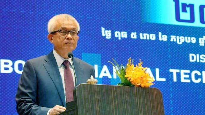 Aun Pornmoniroth, the Minister of Economy and Finance, and the chairman of the Digital Economy and Business Committee