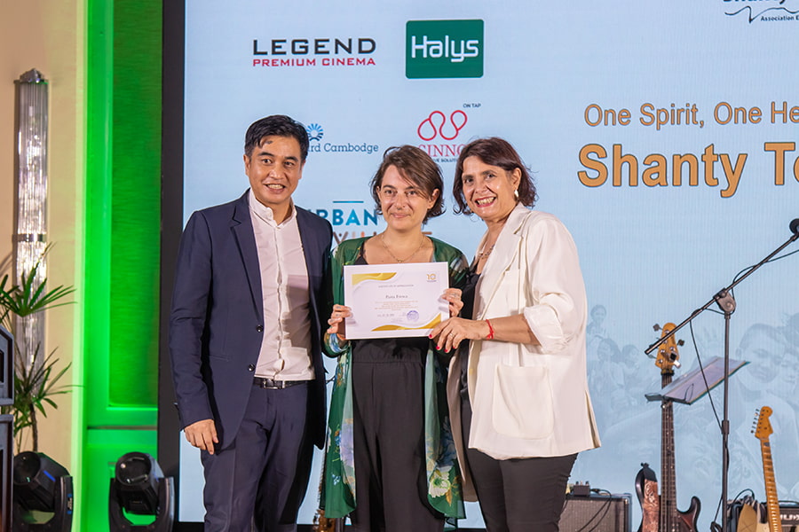 HRH Prince Narithipong Norodom and Princess Ermine Norodom handing out certificates of appreciation to benefactors - Shanty Town Spirit Association.