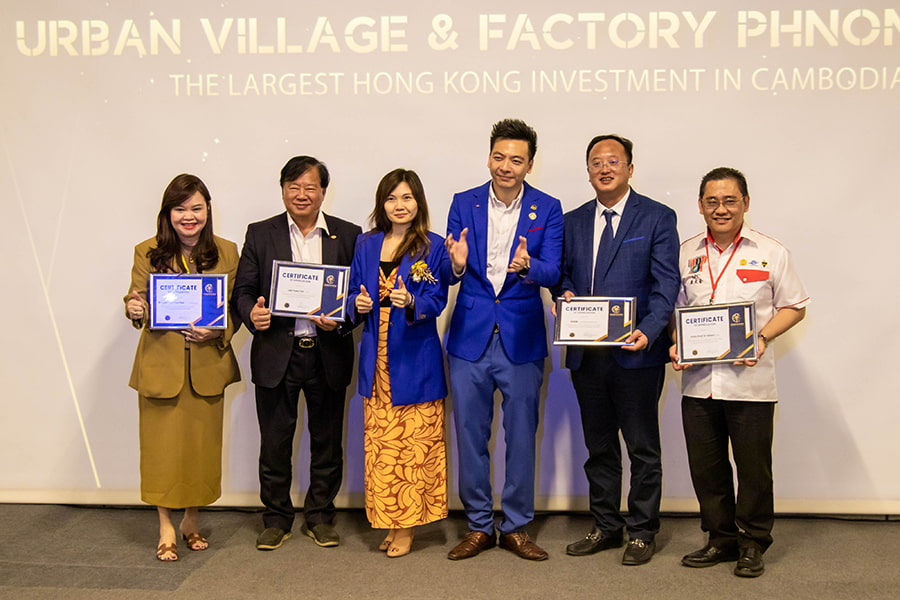 Chinese Chamber (CCCA) Chairman (Dr. Ben Li) and Chairwoman (Catherine Chan) pose for photo with VIP guests at networking event